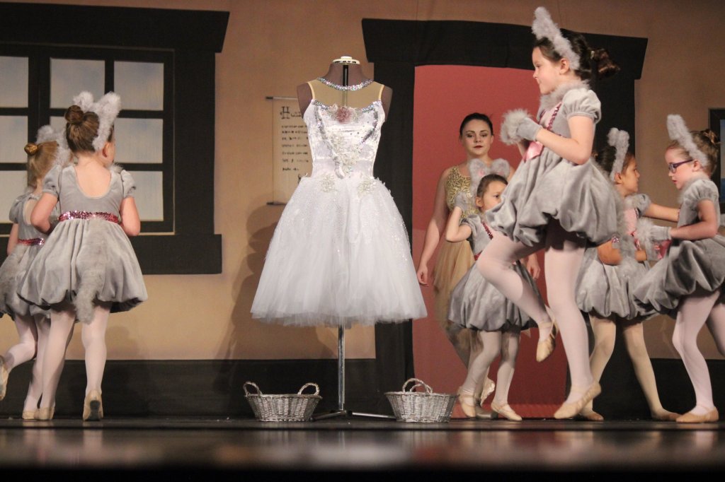 Picture of little mouse dancers on stage.